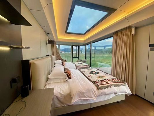 Cottage lumineux en verre extérieur personnalisé pour les couples vacances dans un style de design contemporain