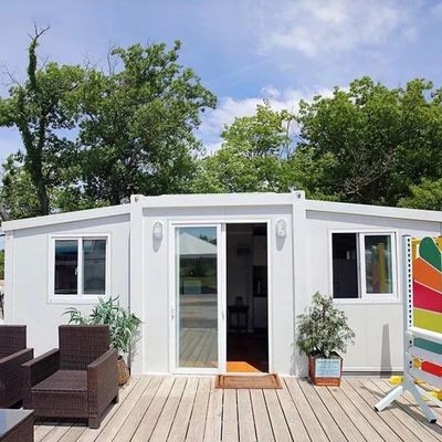 Maison de conteneurs moderne de 20 pieds avec panneaux sandwich EPS toit et double-aile d'expansion
