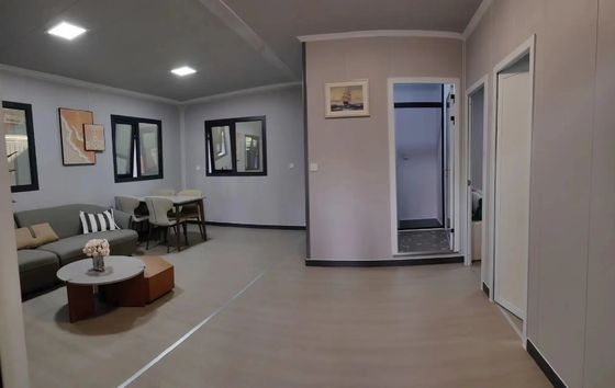Assemblage d'une maison de conteneurs élargie avec fenêtre en aluminium